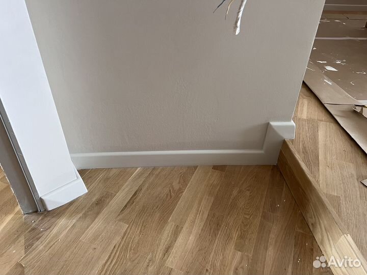 Установка напольных плинтусов, молдингов