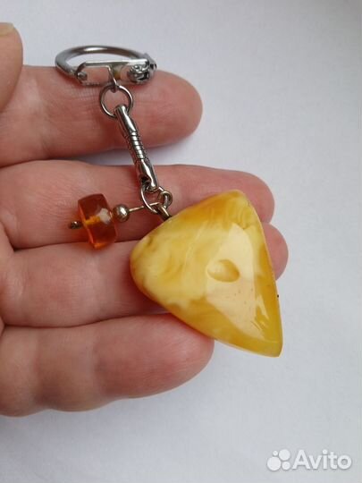 Брелок натуральный янтарь