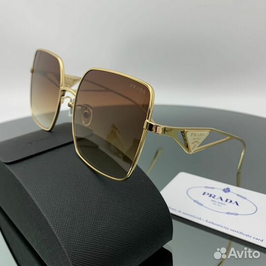 Солнцезащитные очки Prada