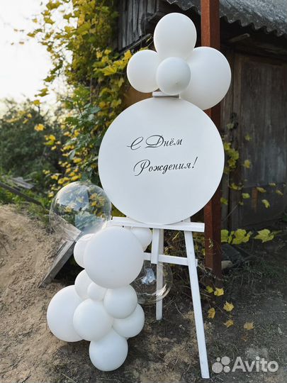 Фотозона с мольбертом