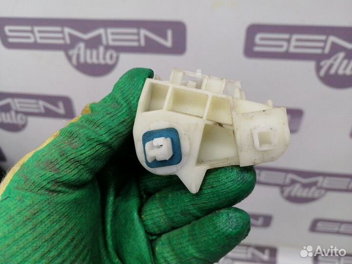 Кронштейн бампера задний правый Toyota Vitz NSP130