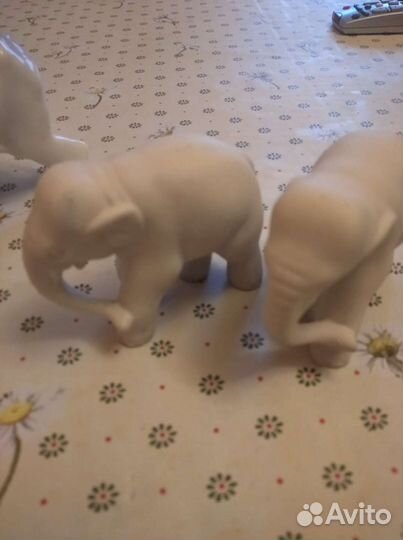Фарфоровые статуэтки слонов