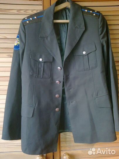 Китель, брюки офицера, фуражка