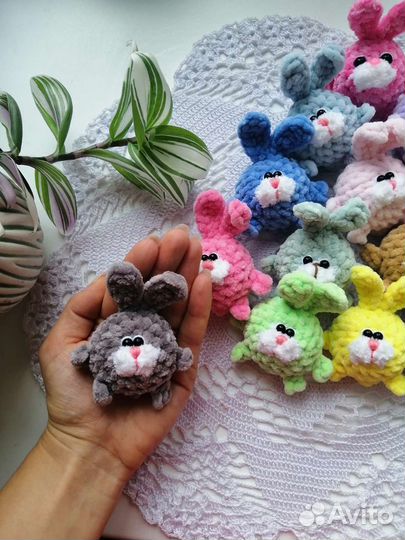 Вязаная игрушка заяц