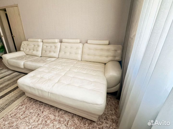 Диван, кресло и журнальный столик