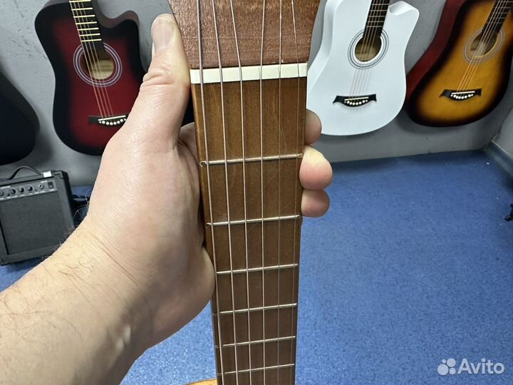 Акустическая шестиструнная гитара с широким грифом