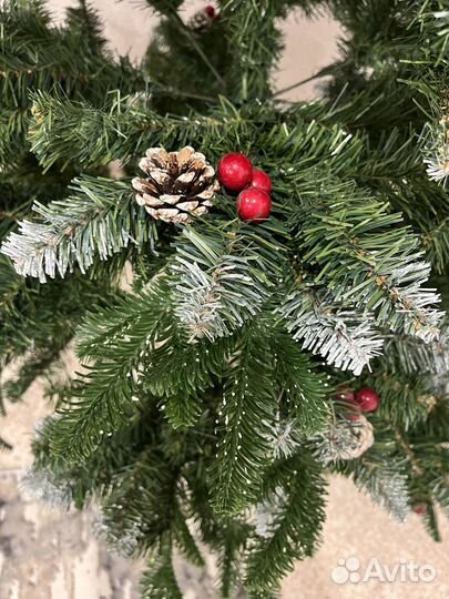 Елка заснеженная с шишками