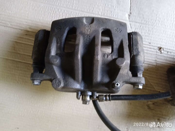 Суппорт тормозной передний на санёнг актион Нью