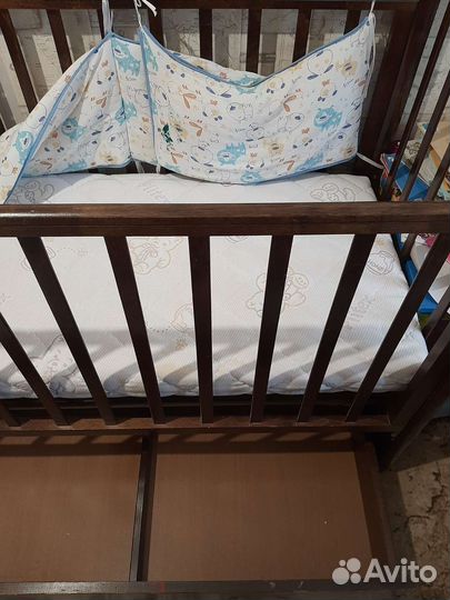 Детская кроватка с маятником и ящиком,матрасом