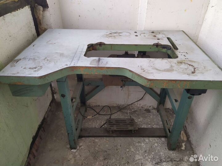 Швейная машинка, швейный стол