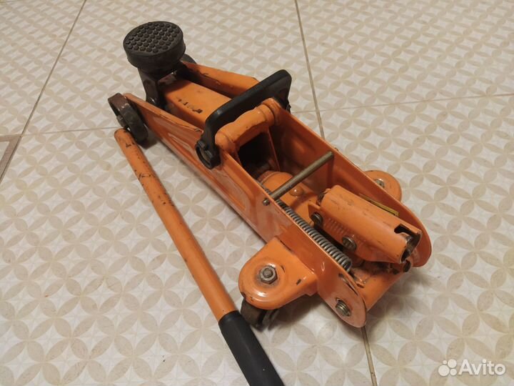 Домкрат подкатной 2 тонны