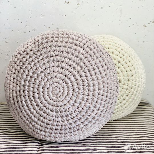 Подушка декоративная вязаная перламутровая