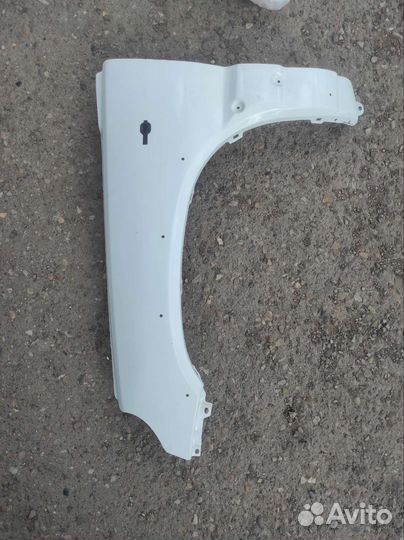 Крыло переднее левое шевроле нива белый