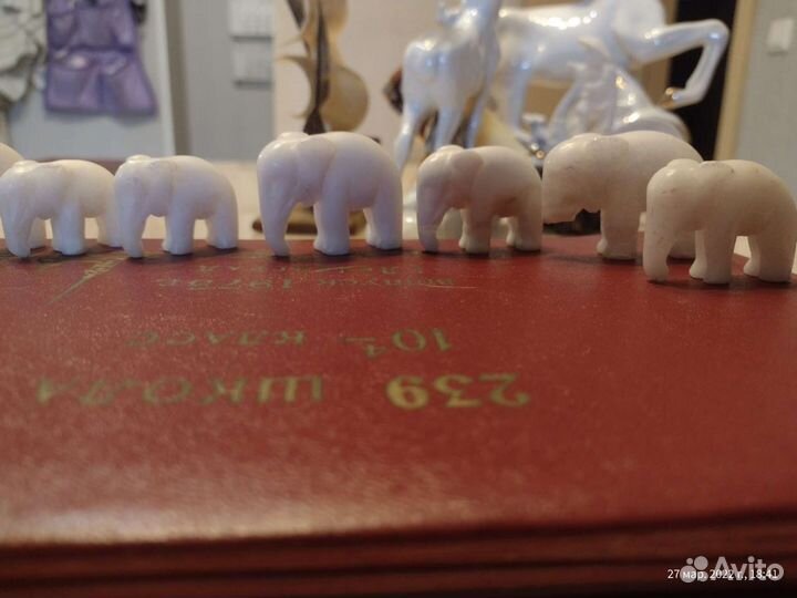 Слоны мраморные