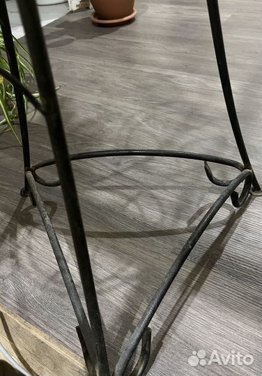 Подставка под цветы металлическая