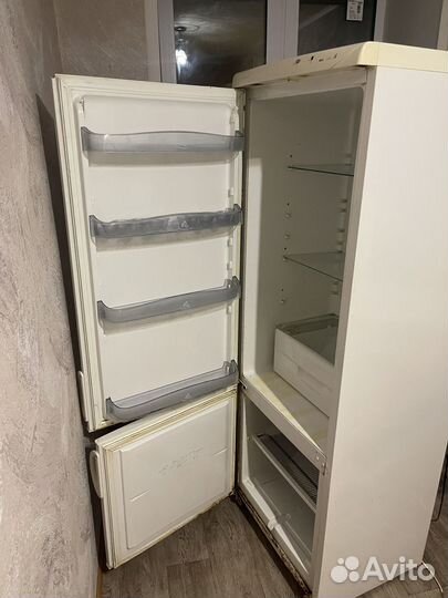 Холодильник рабочий в хорошем состояний