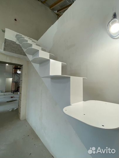 Лестница на металлокаркасе / изготовление лестниц