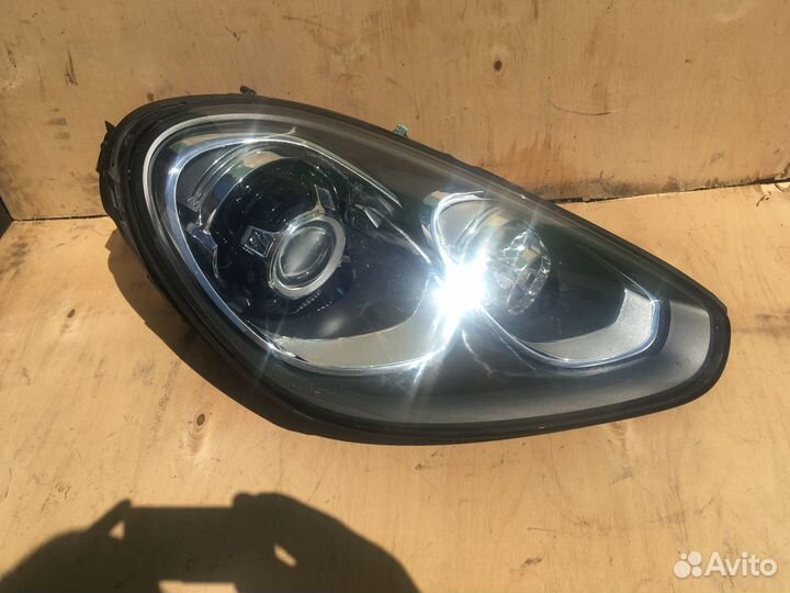 Porsche Cayenne 958 правая фара ксенон
