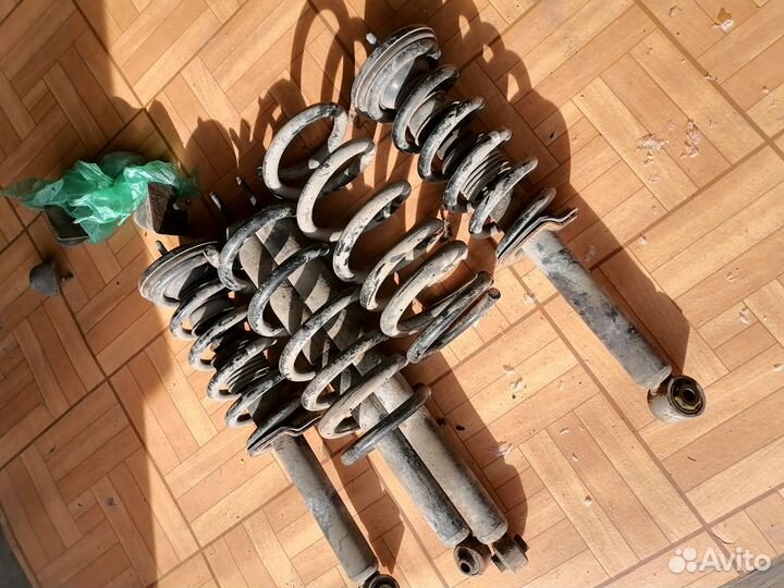 Продам комплект стоек на Паджеро 4