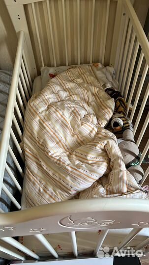 Детская кроватка с маятником