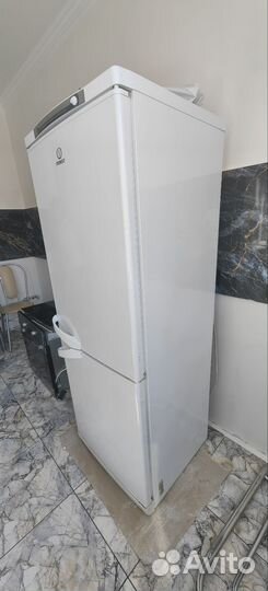 Холодильник Indesit