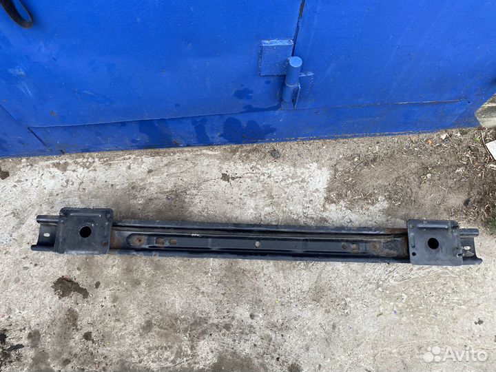 Усилитель заднего бампера Volkswagen Caddy 3