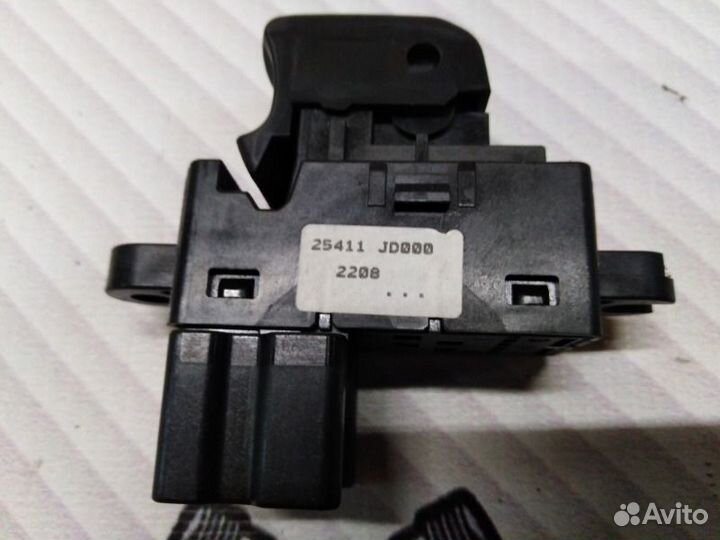 Кнопка стеклоподъемника Nissan Qashqai J10