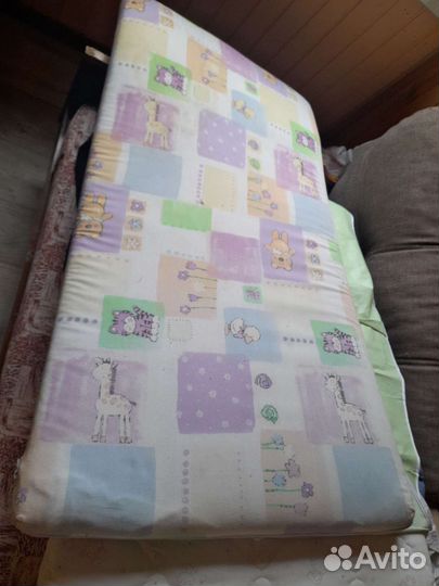 Детская кровать с бортиком и матрасом