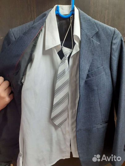 Продам костюм тройка,с бел.рубашкой и галстуком