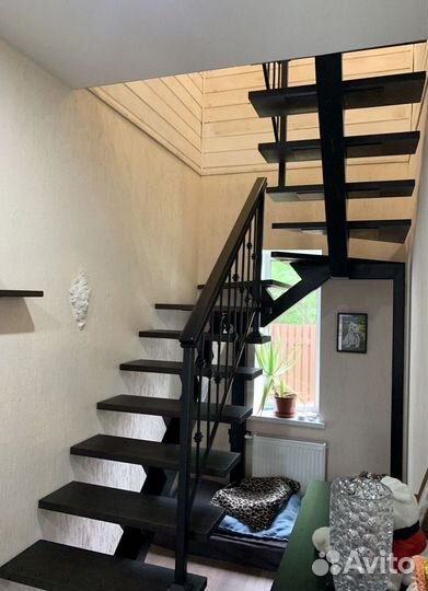 Лестница на металлокаркасе с поворотом