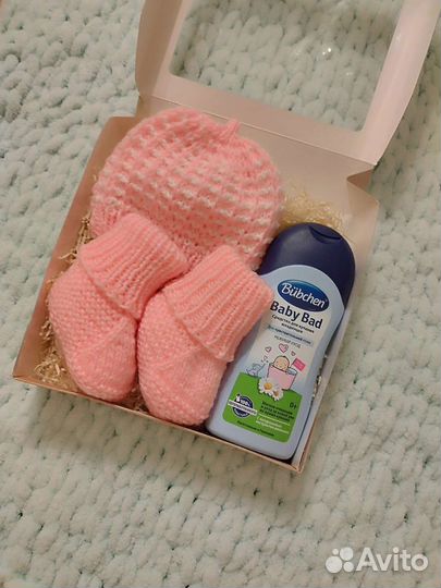 Шапочка и пинетки для новорожденных. Подарок