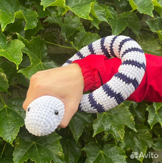 Вязаная змея игрушка