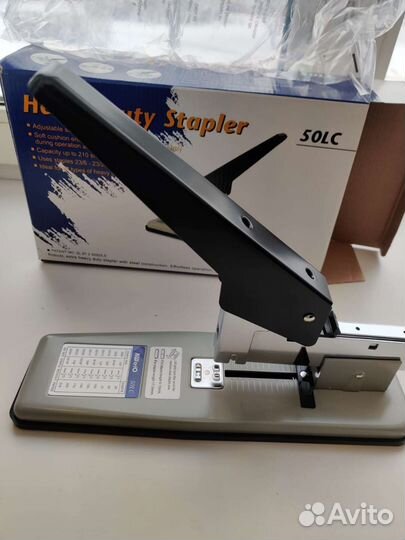 1.Степлер KW-trio 50LC. 2 Дырокол KW-trio 9670