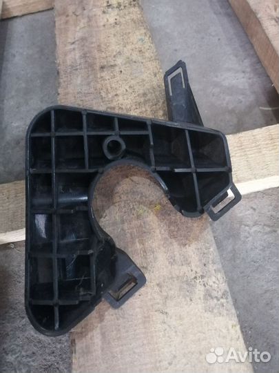 Кронштейн бампера переднего левый Ford Kuga 1