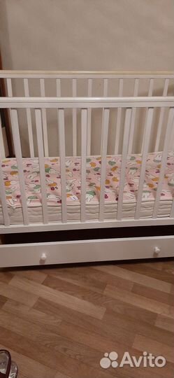 Детская кроватка с маятником белая