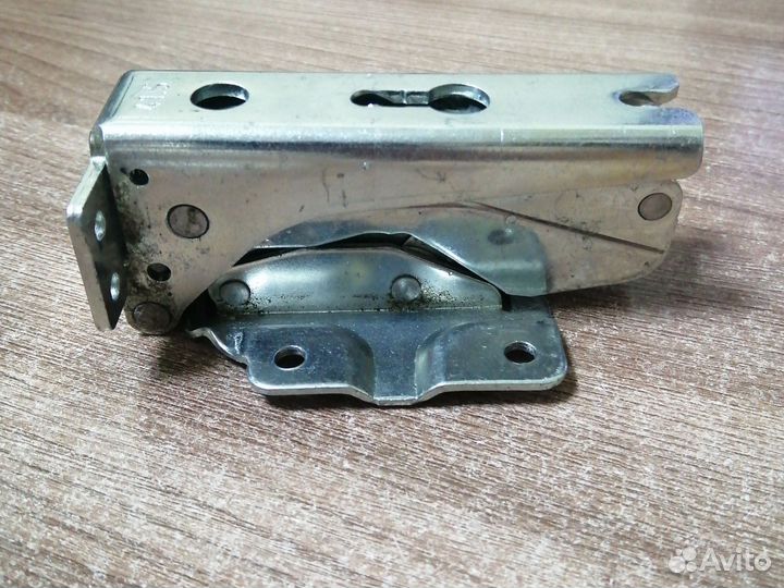 Петля дверцы холодильника Gorenje