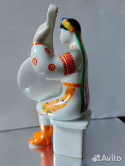 Статуэтка бандуристка