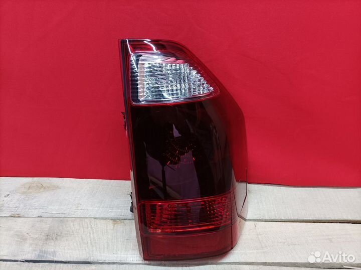Фонарь правый Mitsubishi Pajero 3 2000-2006