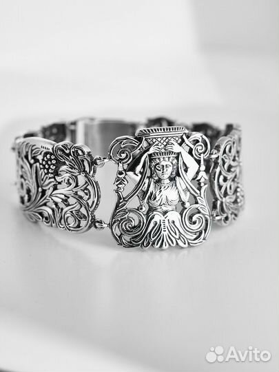 Серебряный браслет с изображением древнегреческой