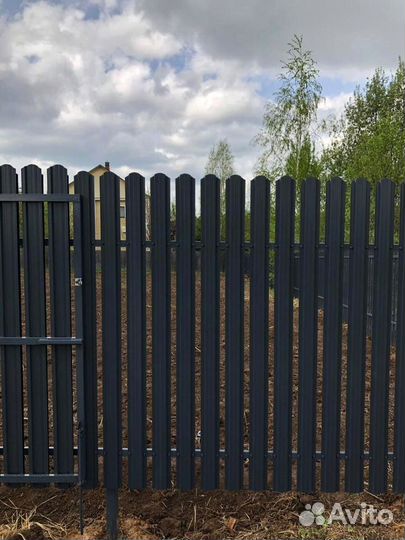 Забор из металлического штакетника