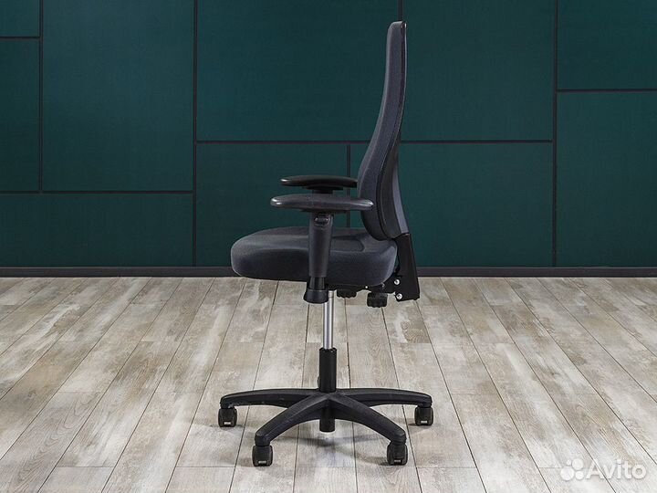 Офисное кресло для персонала на колесах Interstuhl