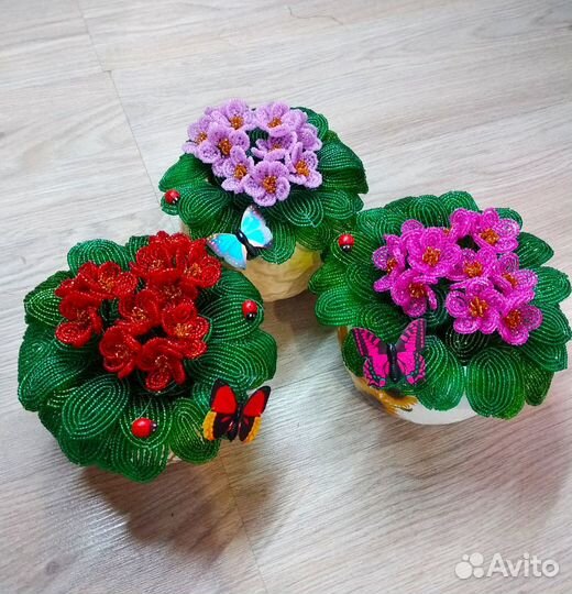 Иконы и картины вышиты из бисера