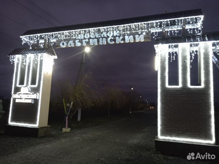 Новогоднее украшение освещение дома, здания