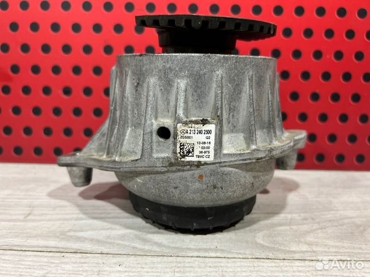 Подушка крепления двигателя Mercedes-Benz E-Class