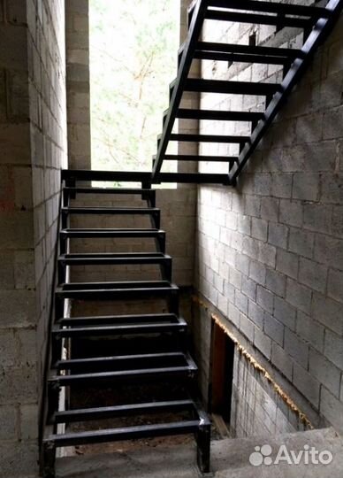 Лестница Г-образная с поворотными ступенями