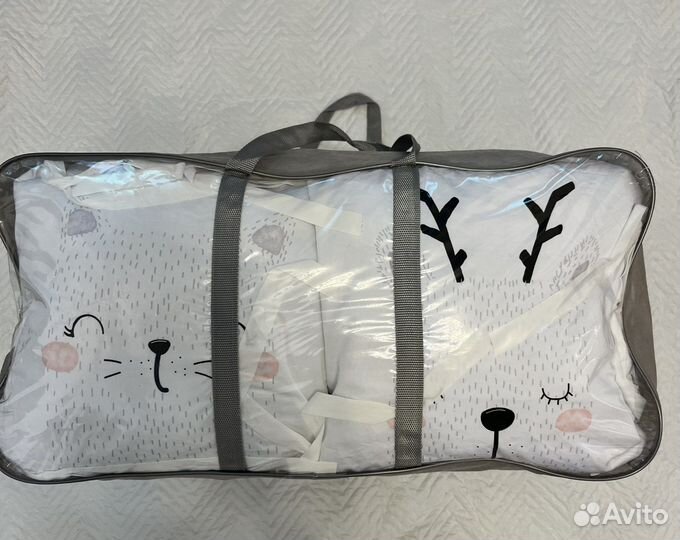 Комплект бортиков и постельного белья в кроватку