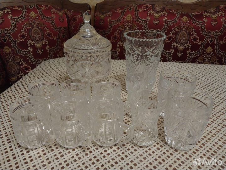 Хрустальные стаканы и конфетница