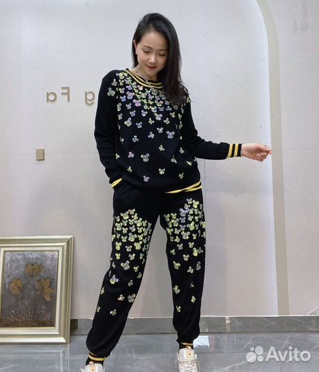 Костюм спортивный шикарный вязанный в стразах