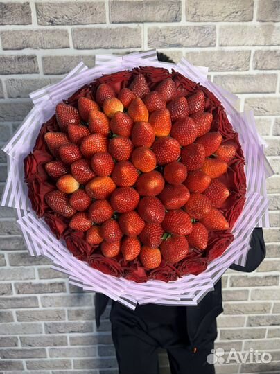 Ягодный букет клубника и Роза розы оптом 21/51/101