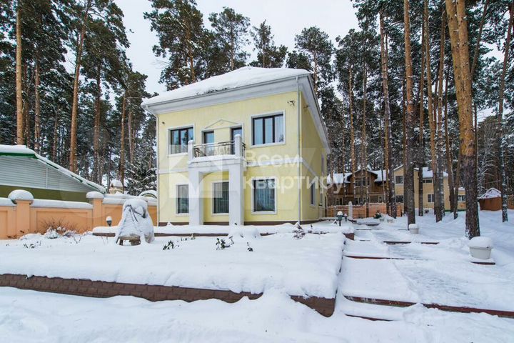 Коттедж 284 м² на участке 15 сот.